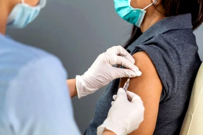 Liftier-de-spital-capul-unei-reele-de-vaccinare-la-chiuvet-Fiul-i-era-complice