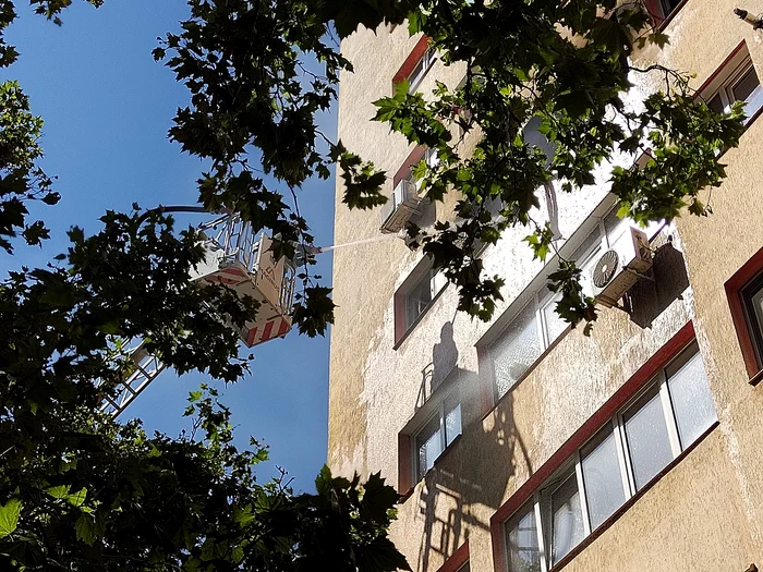Locatarii-unui-bloc-din-oraul-Titu-evacuai-dup-ce-pe-scara-imobilului-s-a-simit-miros-de-gaz