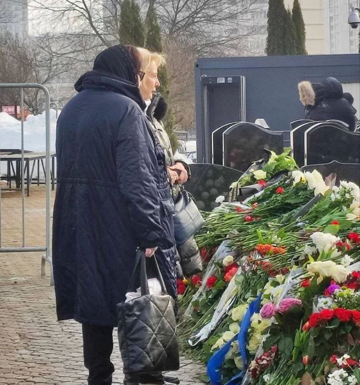 Mama-lui-Alexei-Navalni-a-fost-la-mormntul-fiului-ei-a-doua-zi-dup-funeraliile-de-la-Moscova-De-cine-a-venit-nsoit