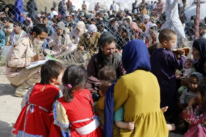 Mii-de-refugiai-afgani-prsesc-Pakistanul-naintea-datei-limit-la-care-vor-fi-expulzai