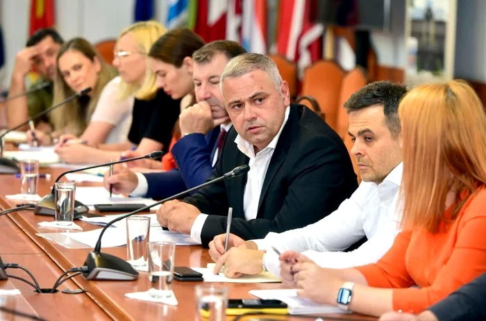 Ministrul-Agriculturii-i-reprezentanii-asociaiilor-din-sectorul-vegetal-au-agreat-13-solicitri-venite-din-partea-fermierilor