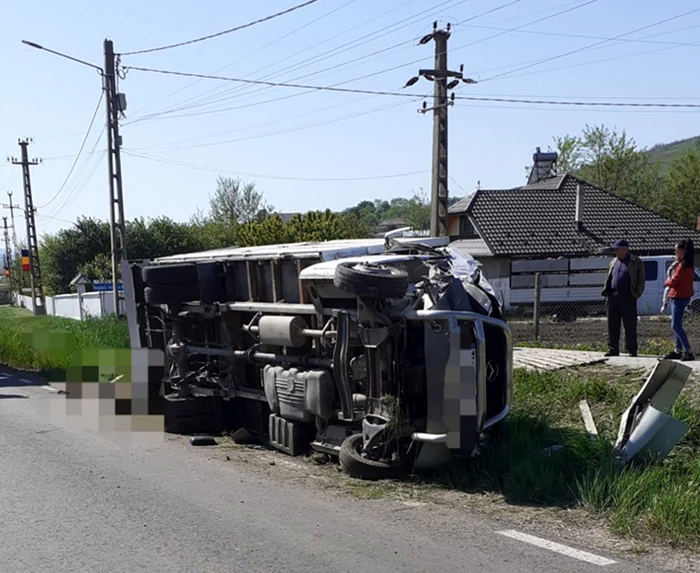 O-autoutilitar-cu-ase-oameni-la-bord-s-a-rsturnat-n-judeul-Suceava-Trei-victime-captive-n-maina-avariat