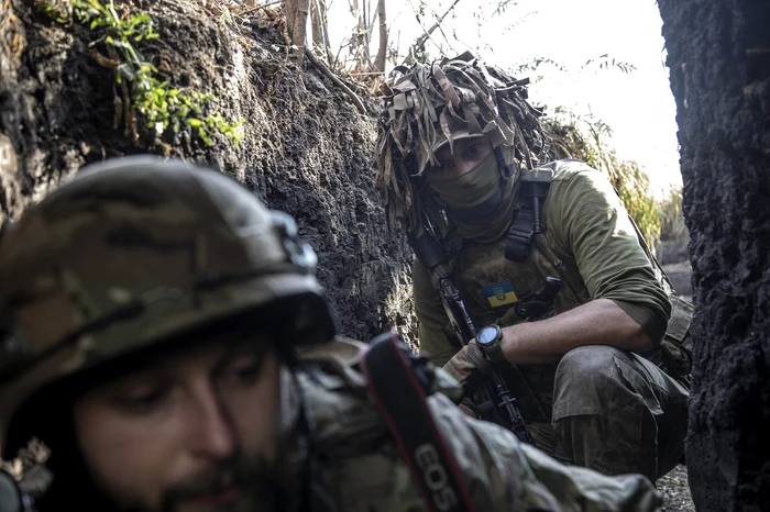 O-mn-de-ucraineni-aflai-n-tranee-au-mcelrit-sute-de-rui-s-a-plns-un-soldat