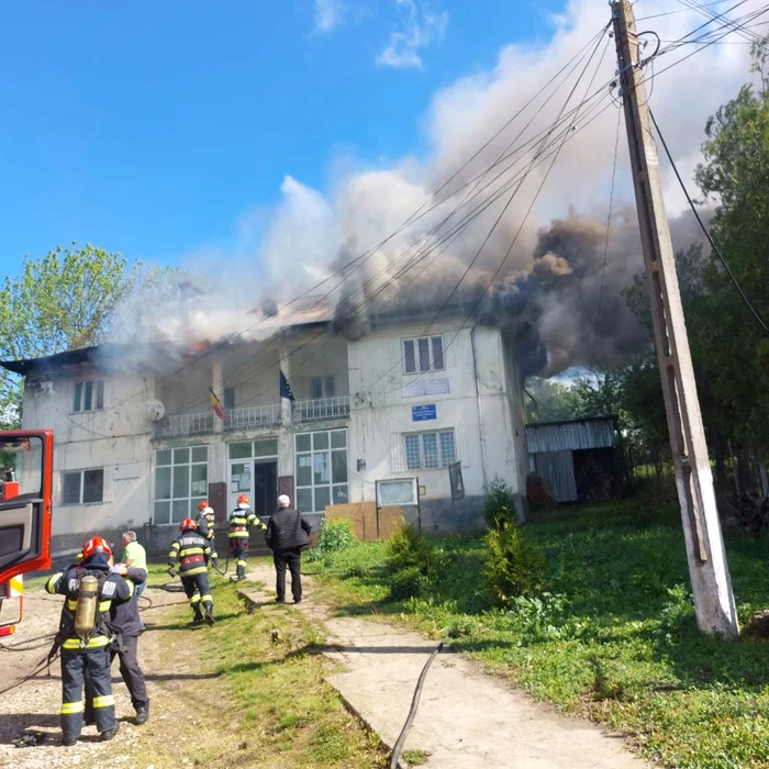 O-primrie-din-Dolj-distrus-de-un-puternic-incendiu-Au-ars-i-numeroase-documente-publice-foarte-importante