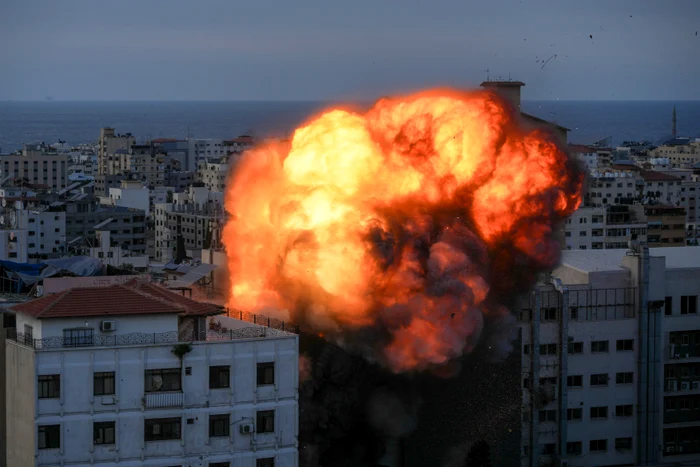 O-rachet-lansat-de-Hamas-a-lovit-o-cldire-de-locuine-la-Tel-Aviv-Cel-puin-trei-persoane-au-fost-rnite