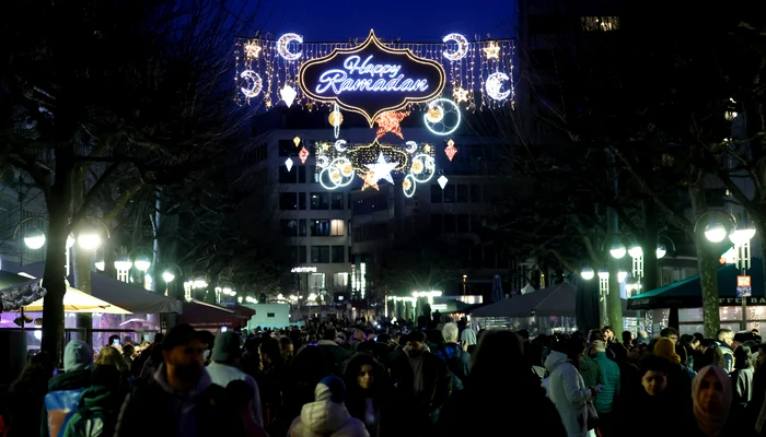 Oraul-Frankfurt-i-a-aprins-luminile-festive-cu-ocazia-Ramadanului-o-premier-n-Germania-Extremitii-spun-c-e-un-gest-de-supunere-fa-de-islam