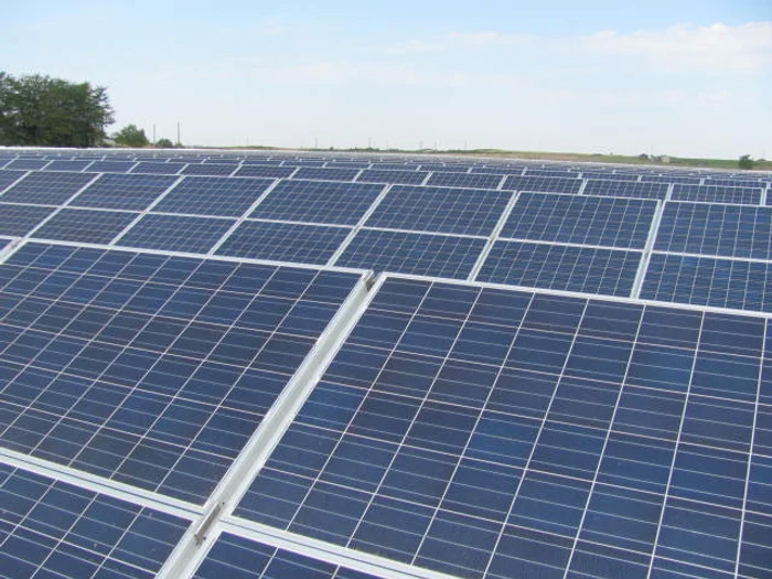 Parc-fotovoltaic-construit-de-o-primrie-pentru-a-i-reduce-facturile-la-energie-pentru-cldiri-i-la-sistemul-de-semaforizare