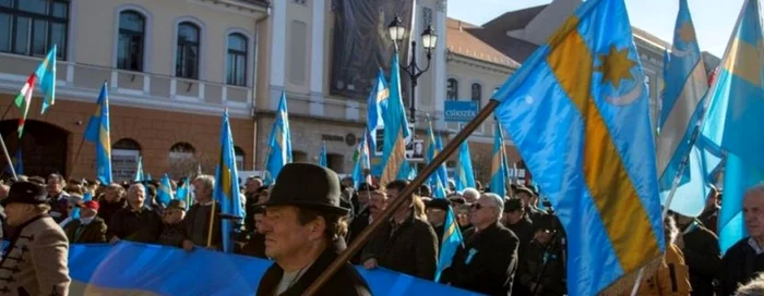 Participanii-la-manifestrile-dedicate-Zilei-Libertii-Secuilor-au-adoptat-o-petiie-prin-care-solicit-autonomia-Este-i-n-interesul-Romniei