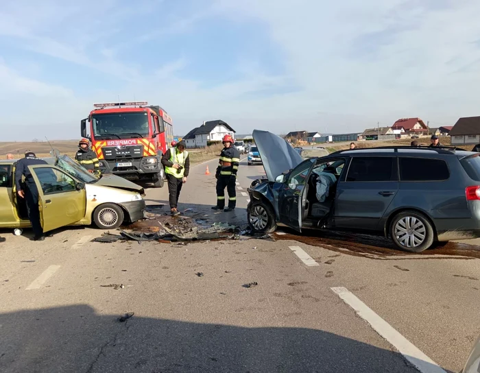 Patru-persoane-printre-care-i-un-copil-au-scpat-miraculos-cu-via-dintr-un-accident-rutier