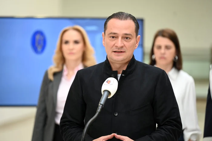 Pentru-sigurana-cetenilor-Sectorul-4-al-Municipiului-Bucureti-a-adus-Secia-26-de-Poliie-n-Mall-Grand-Arena