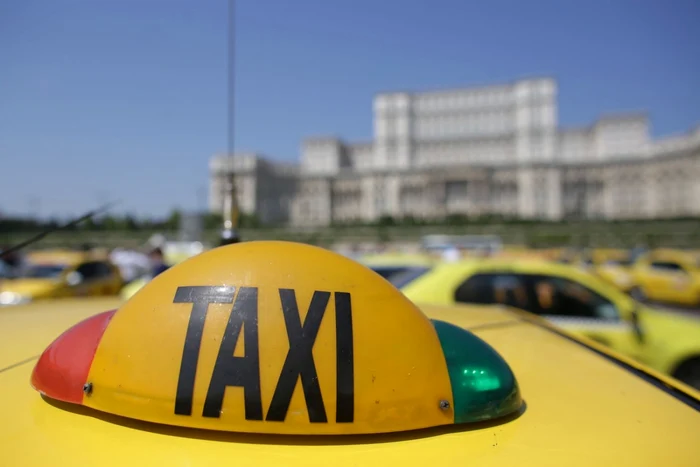 Peste-500-de-taximetriti-protesteaz-miercuri-n-Piaa-Constituiei-i-Piata-Victoriei-din-Capital
