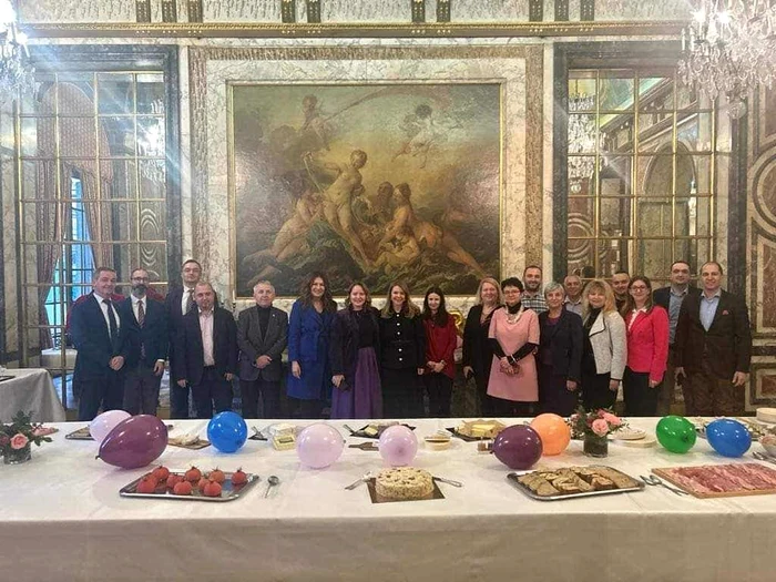 Petrecere-cu-baloane-colorate-puse-pe-picturi-de-epoc-n-palatul-istoric-al-Ambasadei-Romne-din-Paris-Ce-spune-MAE-despre-asta