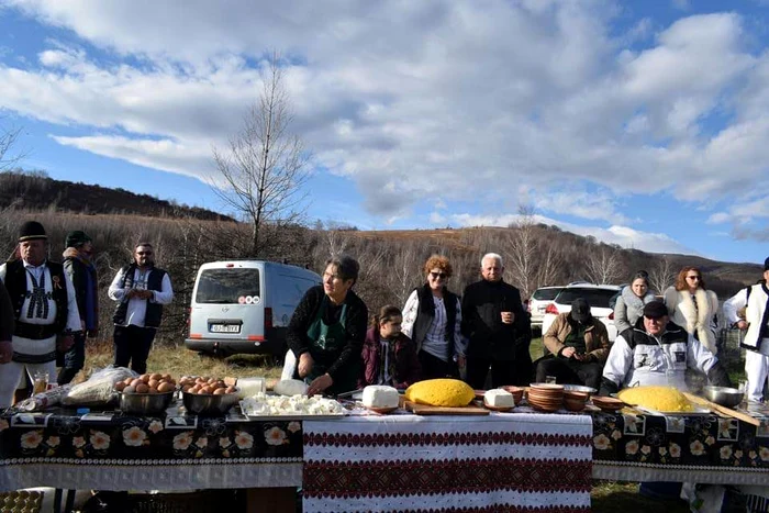 Petrecere-de-Lsatul-Secului-pe-Transalpina-Tocan-de-oaie-lutari-i-un-foc-uria-pentru-alungarea-spiritelor-rele