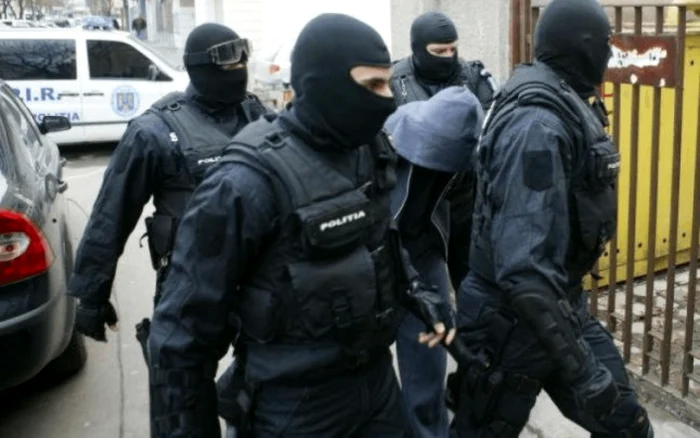 Poliiti-atacai-cu-securea-Focuri-de-arm-pentru-calmarea-unui-brbat-care-i-btea-tatl-