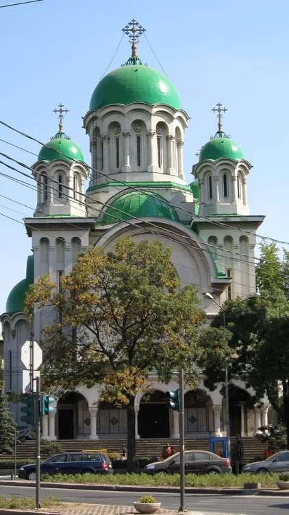 Povestea-celei-mai-mari-biserici-ortodoxe-din-Bucureti-E-singura-din-Romnia-ce-are-altarul-decorat-cu-sticl-de-Murano
