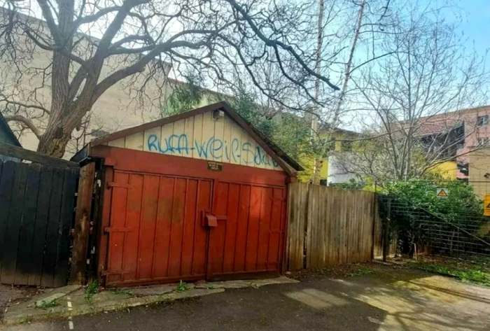 Preul-ameitor-cu-care-se-vinde-un-garaj-din-lemn-n-Braov-E-inclus-i-maina-n-pre