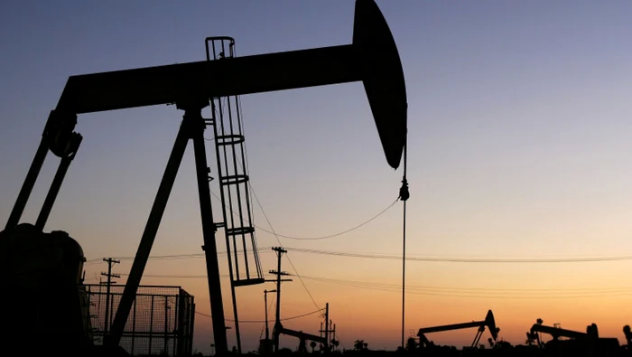 Preul-petrolului-scade-graie-economiei-chinezeti-ubrede-i-a-acumulrii-stocurilor-de-iei-din-SUA