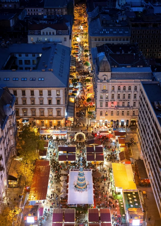 Preuri-piperate-la-trgul-de-Crciun-din-Budapesta-Un-lango-cu-brnz-i-smntn-cost-50-de-lei