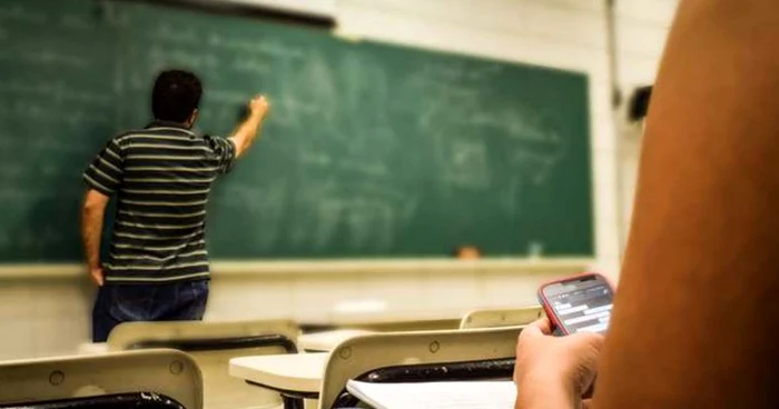 Profesor-care-a-postat-nregistrri-n-direct-fcute-de-elevi-n-timpul-orelor-M-au-ameninat-cu-moartea-cu-procese