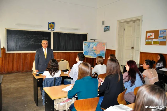 -Profesor-renumit-pus-pe-drumuri-de-birocraii-din-Primria-Bacu-la-50-de-ani-de-cstorie-Prostie-dispre-abuz