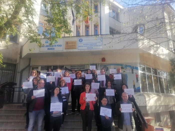 Proteste-la-Casa-de-Pensii-i-Casa-de-Asigurri-de-Sntate-Vrancea-Angajaii-vor-echitate-n-salarizare