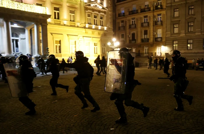 Proteste-n-Serbia-din-cauza-fraudelor-de-la-alegeri-Moscova-acuz-Occidentul-Doi-poliiti-grav-rnii