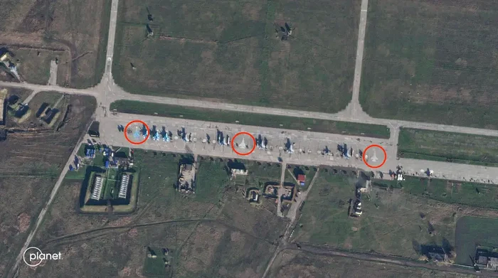 Rusia-a-vopsit-avioane-de-lupt-false-pe-aerodromurile-sale-pentru-a-pcli-Ucraina-s-nu-le-bombardeze-pe-cele-reale