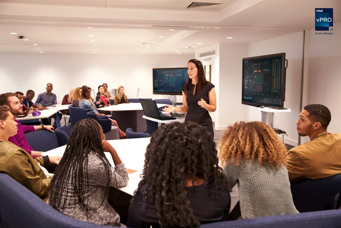 Sala-de-clas-inteligent-sau-cum-pot-profesorii-maximiza-interaciunea-cu-elevii-cu-ajutorul-tehnologiei