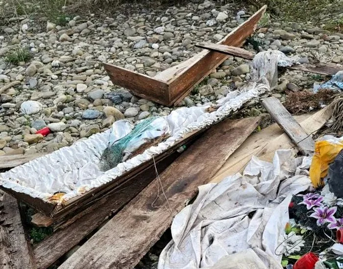 Sicrie-dezgropate-din-cimitir-i-aruncate-pe-malul-Bistriei-Au-fost-gsite-cruci-haine-coroane