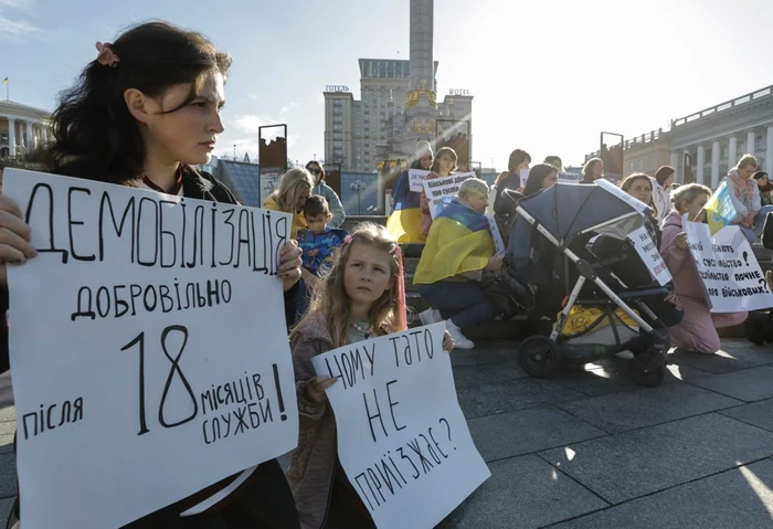 Soiile-soldailor-ucraineni-au-manifestat-pentru-a-cere-demobilizarea-acestora-dup-18-luni-de-rzboi