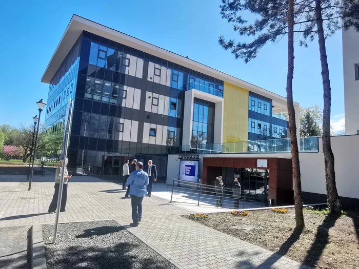 Spaiu-ultramodern-laboratoare-i-faciliti-tehnice-de-vrf-pentru-Facultatea-de-Chimie-a-Universitii-Politehnica-FOTO