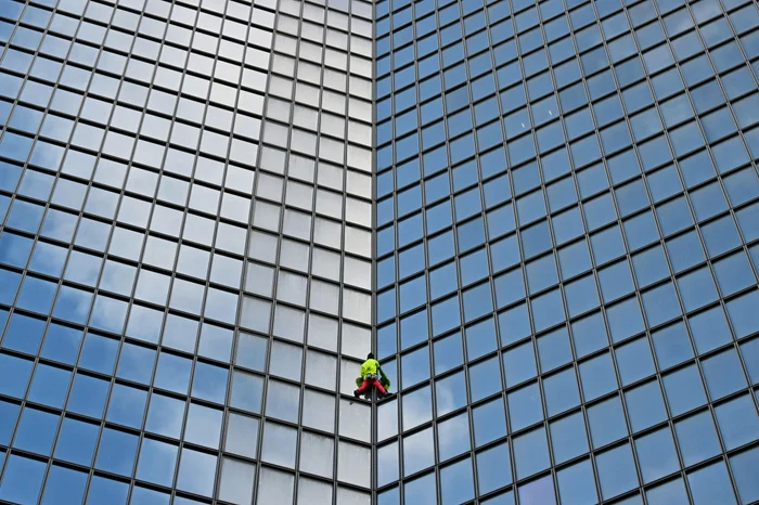 Spidermanul-francez-Alain-Robert-a-escaladat-un-zgrie-nori-pentru-a-transmite-un-mesaj-de-pace