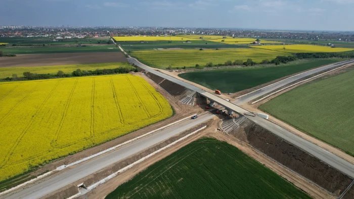 Stadiul-lucrrilor-de-pe-antierul-centurii-Timioara-Sud-a-trecut-de-75-la-sut-A-nceput-i-montarea-parapetului-la-podul-peste-Bega-FOTO