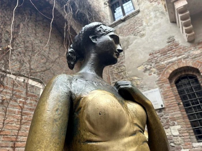 Statuia-Julietei-lui-Shakespeare-din-Verona-distrus-de-turiti-Cu-ce-soluii-vin-localnicii-Este-sexist-FOTO