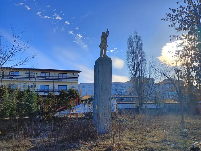 Statuia-nimnui-Vasile-Roait-nc-trage-sirena-ntr-un-parc-prsit-al-Bacului-FOTO