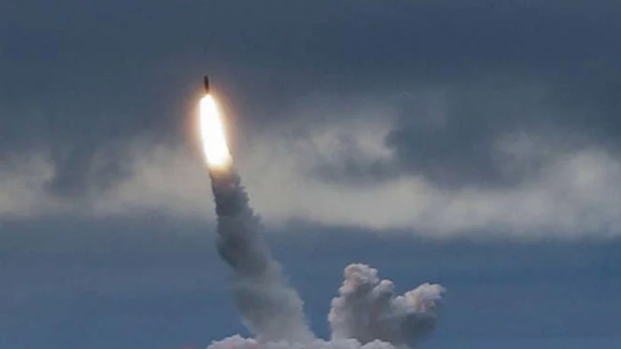 Submarinul-rus-cu-propulsie-nuclear-Imperator-Aleksandr-III-a-desfurat-cu-succes-un-test-al-rachetei-Bulava