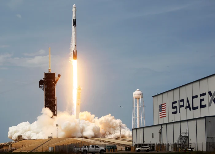 Surse-SpaceX-construiete-o-reea-de-satelii-de-spionaj-pentru-agenia-american-de-informaii
