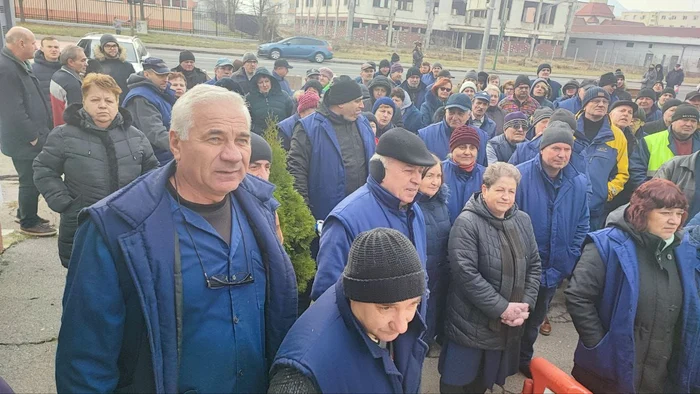 Sute-de-angajai-din-industria-de-aprare-protesteaz-fa-de-Legea-austeritii-