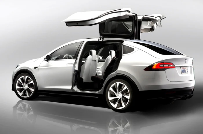 Tesla-dat-n-judecat-dup-ce-un-copil-de-2-ani-a-lovit-o-pe-mama-sa-cu-o-main-Model-X-Este-defect