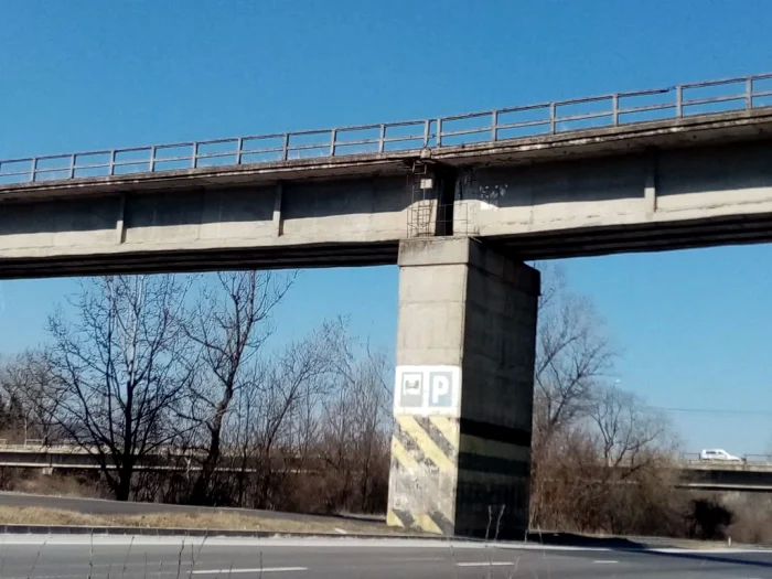 Trafic-ntrerupt-temporar-pe-DN1-pentru-lucrri-de-demolare-la-un-pod-de-cale-ferat-