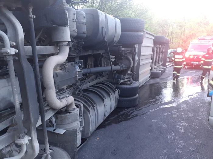 Traficul-blocat-pe-Dealul-Negru-de-un-TIR-rsturnat-Soia-i-copiii-oferului-dui-la-spital