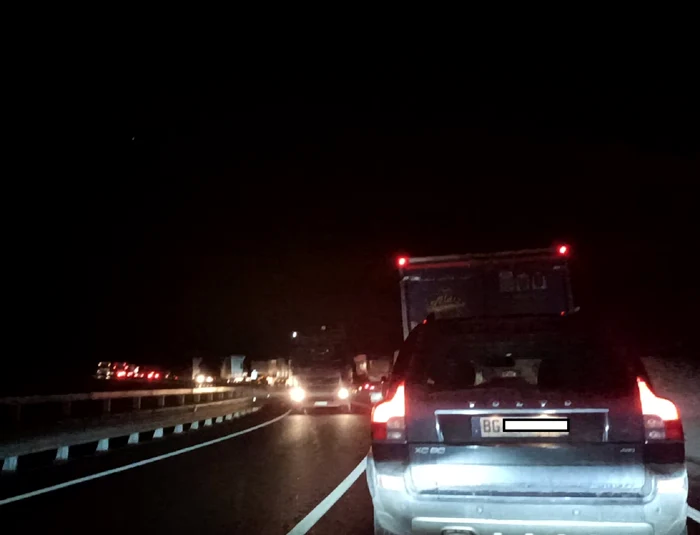 Traficul-pe-Valea-Oltului-blocat-pe-sensul-de-mers-ctre-Sibiu-n-urma-unor-cderi-de-pietre