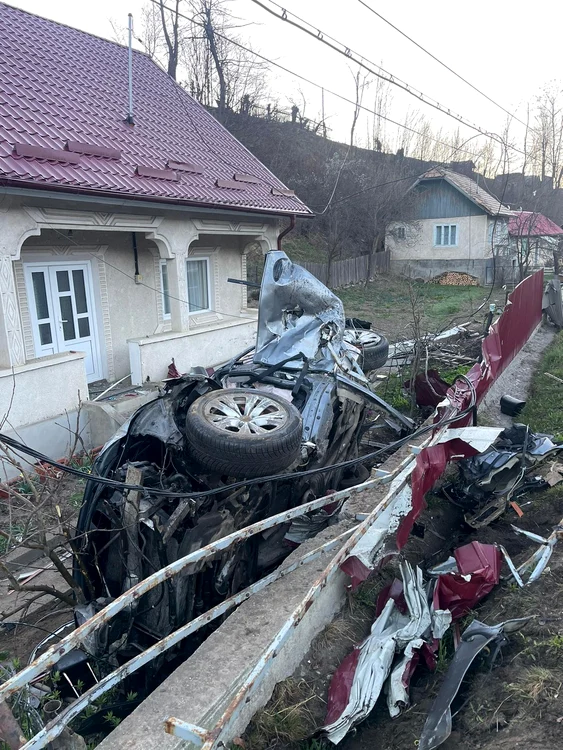 Trei-tineri-dintre-care-doi-frai-au-murit-ntr-un-accident-produs-n-Neam-Mainile-n-care-se-aflau-s-au-ciocnit-violent-i-apoi-s-au-rsturnat-n-curile-unor-gospodrii-