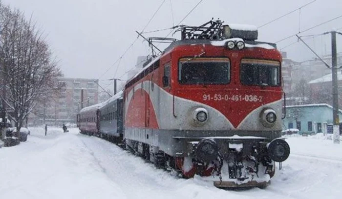 Trenurile-care-circul-n-condiii-de-iarn-i-au-ntrzieri-Viscolul-creeaz-probleme-pe-liniile-de-tensiune