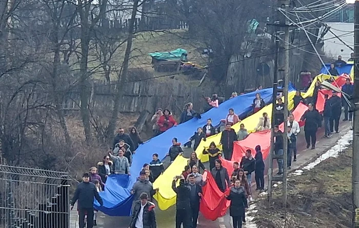 Tricolorul-cltor-trece-prin-localiti-din-Muntenia-i-Moldova-pentru-a-vesti-Unirea-Drapelul-are-120-de-metri-FOTO