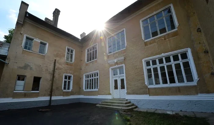 Turismul-Dictatorului-Cazarma-n-care-au-fost-executai-soii-Ceauescu-atrage-ca-un-magnet