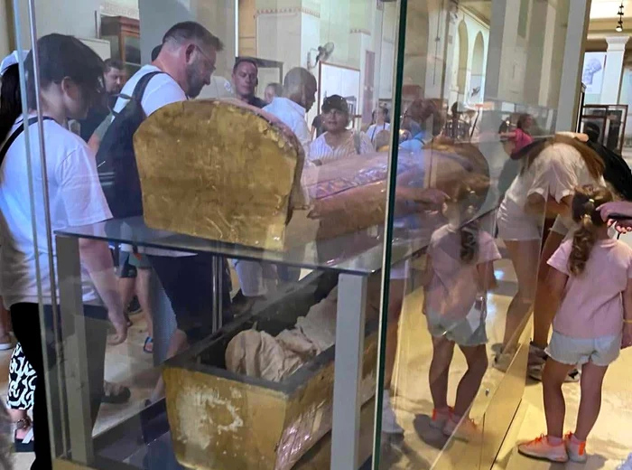 Turist-arestat-n-Egipt-din-cauza-unui-suvenir-cumprat-cu-250-de-euro-Ce-era-de-fapt-statuia-cu-care-dorea-s-ias-din-ar