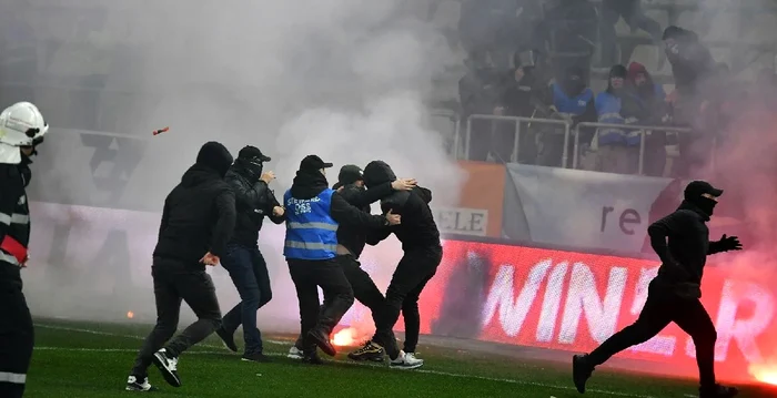 Ultraii-lui-Dinamo-i-Steaua-s-au-btut-i-n-curtea-bisericii-Sanciuni-dure-din-partea-Jandarmeriei