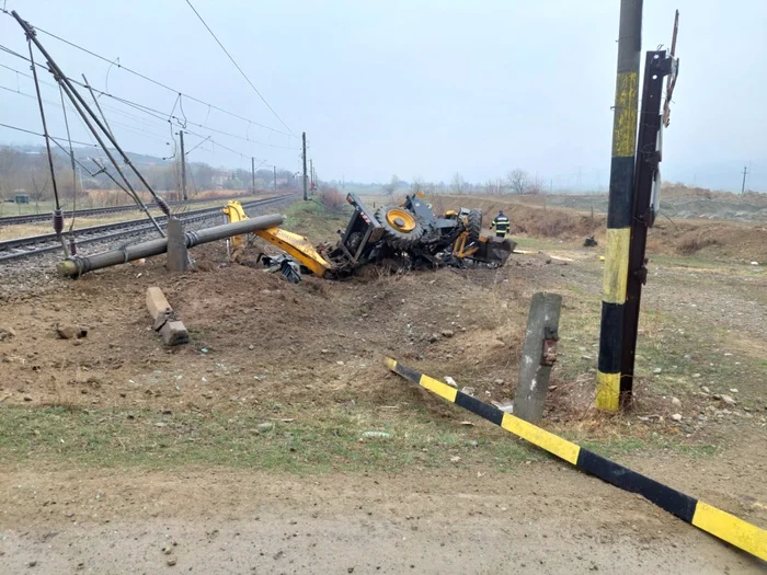 Un-brbat-a-murit-n-urma-unui-accident-feroviar-grav-Buldoexcavatorul-pe-care-l-conducea-lovit-n-plin-de-un-tren-FOTO