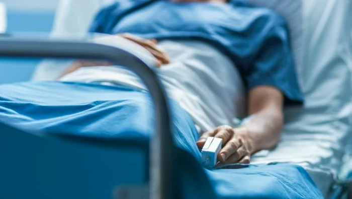Un-elev-de-17-ani-a-murit-la-spital-dup-ce-i-s-a-fcut-ru-ntr-un-autobuz-Adolescentul-obinuia-s-consume-buturi-energizante
